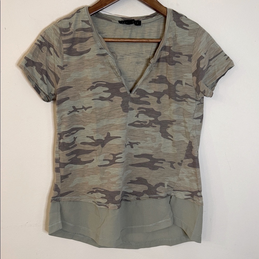 Sanctuary Sage Green & Tan camouflage tee short sleeves V neck blouse hem SZ SM
